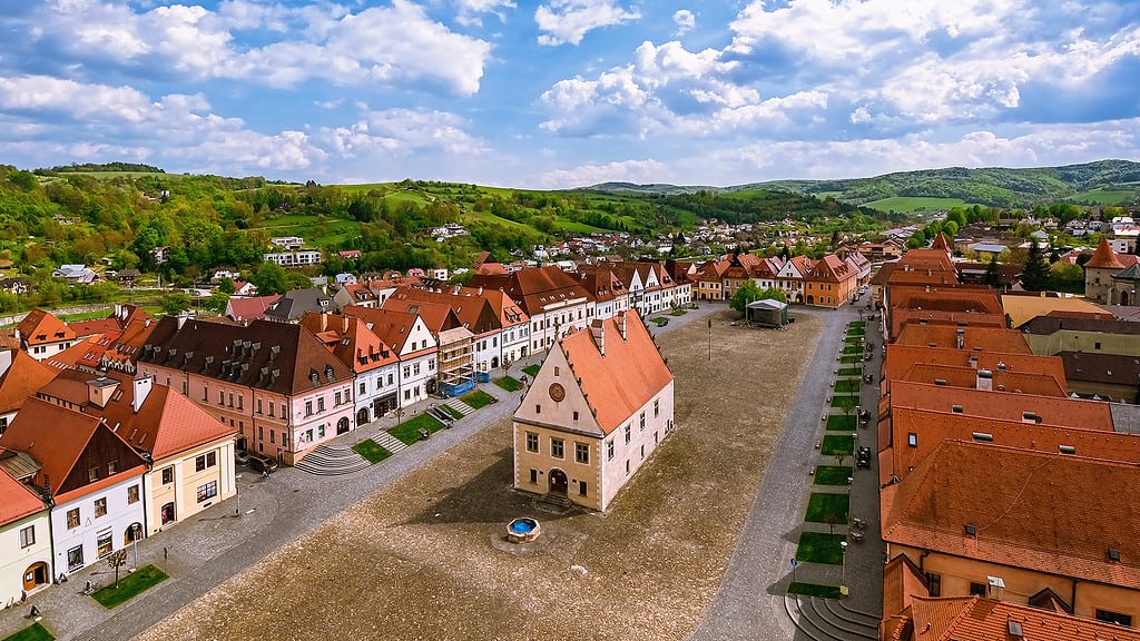 Obvineniu z trestného činu výtržníctva čelí dvojica, ktorá vyvolala na verejnosti verejné pohoršenie.