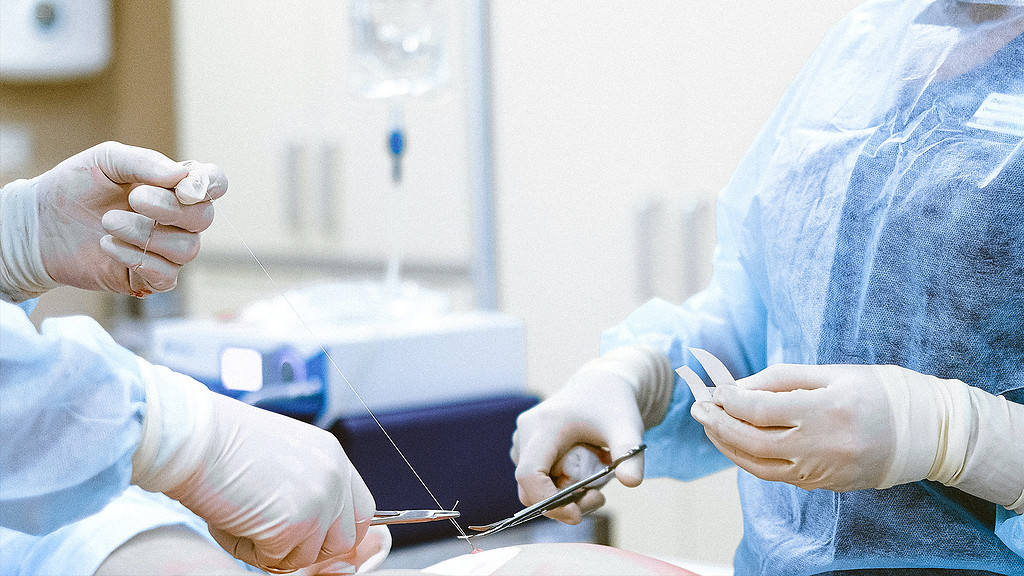 V Spojených štátoch chirurgovia transplantovali prasacie srdce mužovi, aby mu predĺžili život.
