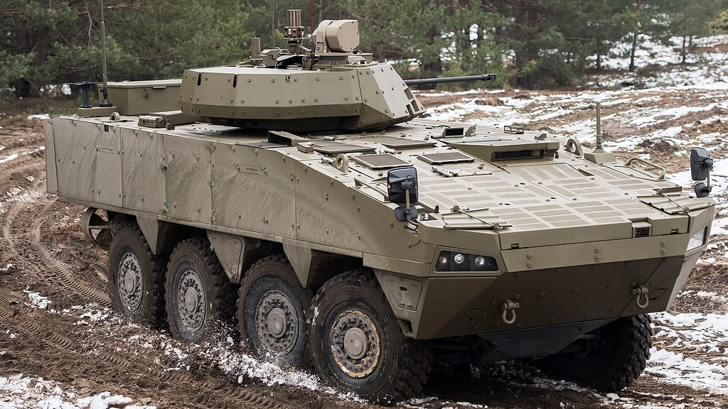 Na Slovensko doviezli z Fínska prvé zo 76 bojových obrnených vozidiel Patria 8x8.