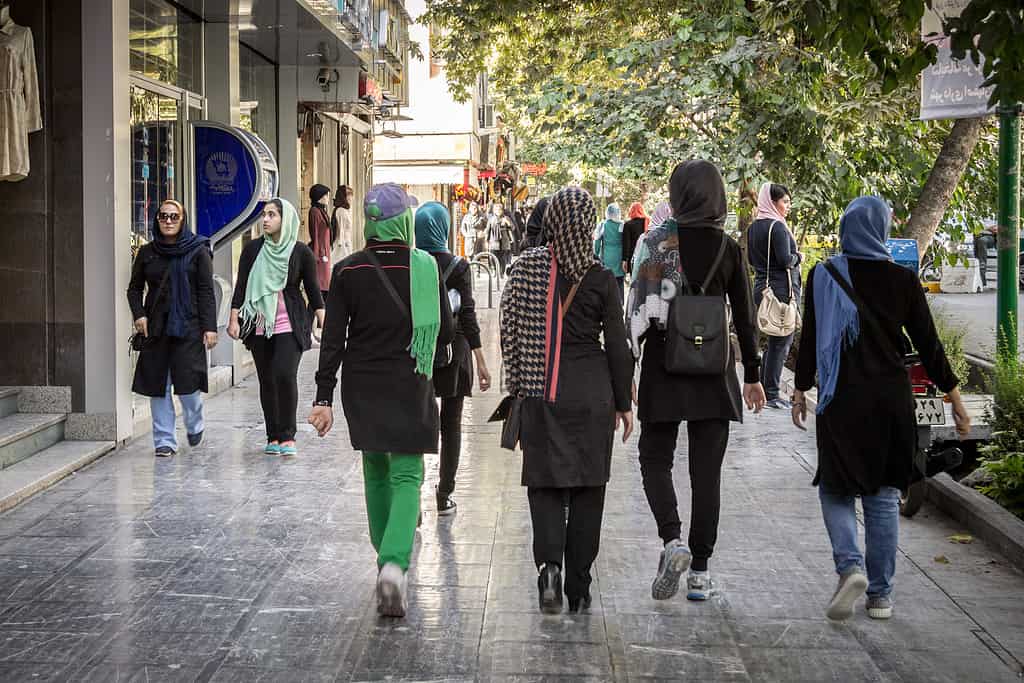 OSN žiada Irán, aby zrušil prísny zákon v oblasti obliekania žien