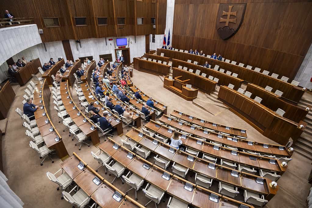 parlament, vláda, Národná rada Slovenskej republiky, NR SR, Milan Mazurek, plat poslanca, odstupné