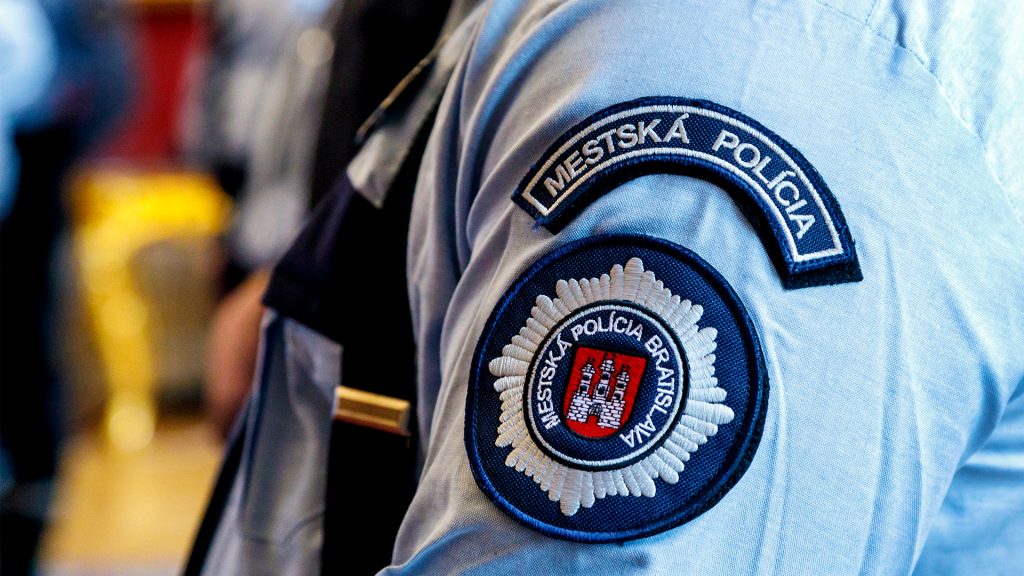 žena napadla mestského policajta