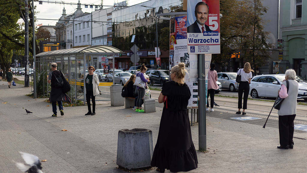 Poliaci tento víkend volia v parlamentných voľbách