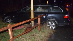 Šofér pod značným vplyvom alkoholu nezvládol jazdu za volantom osobného auta BMW a vrazil do pouličnej lampy a zábradlia.