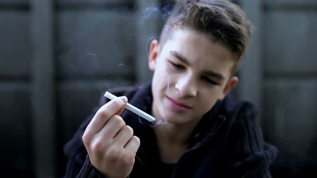 Skúsenosti s cigaretami má viac ako štvrtina neplnoletých, s e-cigaretou a s nikotínovými vrecúškami takmer desatina