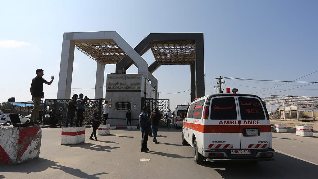 Desiatky držiteľov zahraničných pasov začali v stredu odchádzať z pásma Gazy po tom, ako Egypt otvoril hraničný priechod Rafah.