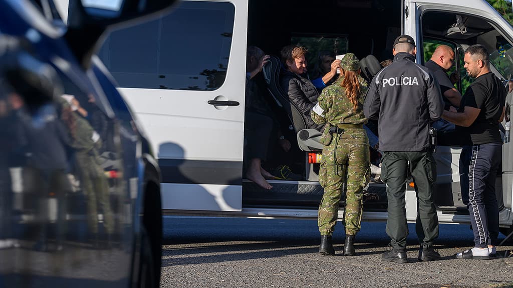 Hranicu Slovenska a Maďarska momentálne stráži približne 250 policajtov a vojakov. Povedal to minister vnútra Matúš Šutaj Eštok.