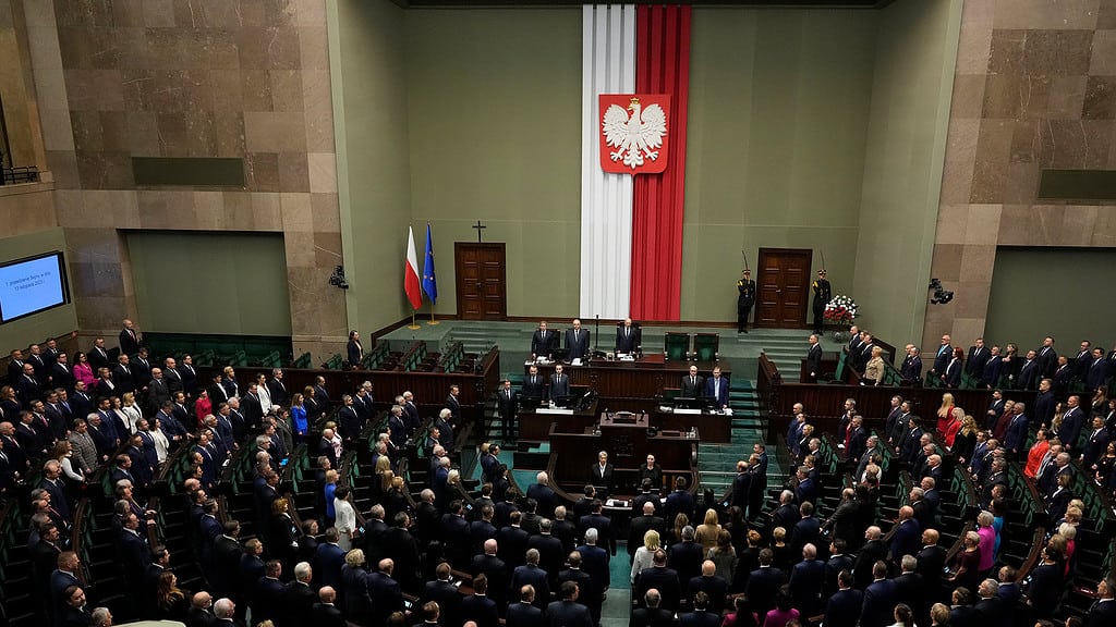Nový poľský parlament v pondelok napoludnie otvoril svoje prvé zasadnutie po októbrových voľbách.