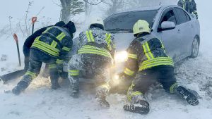 Nepriaznivé zimné počasie si na Ukrajine vyžiadalo už desať obetí na životoch a 23 zranených.