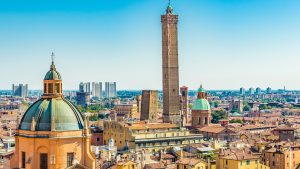 Úrady zabezpečili šikmú vežu v Bologni, aby predišli jej zrúteniu