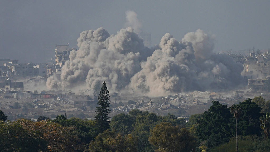 Izrael v utorok pokračoval bombardovaním Pásma Gazy po tom, ako vyhlásil, že militantné hnutie Hamas bolo vojenským ťažením Izraela dotlačené na pokraj rozpadu.