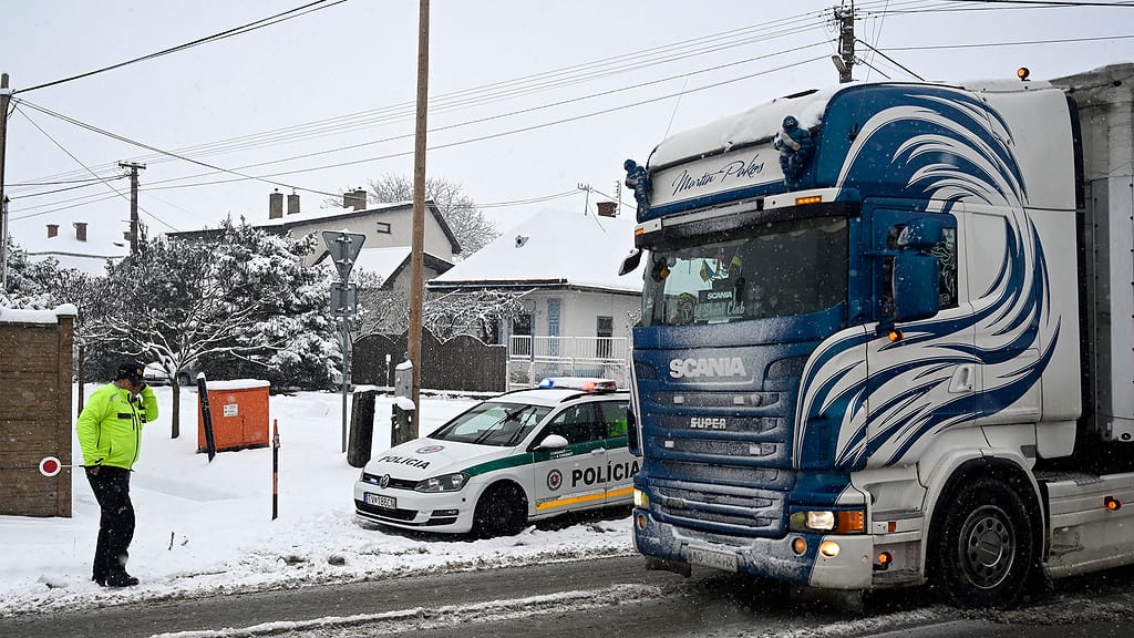 Polícia pripravila počas vianočných sviatkov i silvestrovských osláv viacero opatrení. Bude dohliadať na bezpečnosť na cestách i v uliciach.