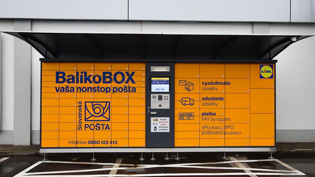 Slovenská pošta odporúča zákazníkom, aby si v predvianočnom čase posielanie zásielok nenechávali na poslednú chvíľu.