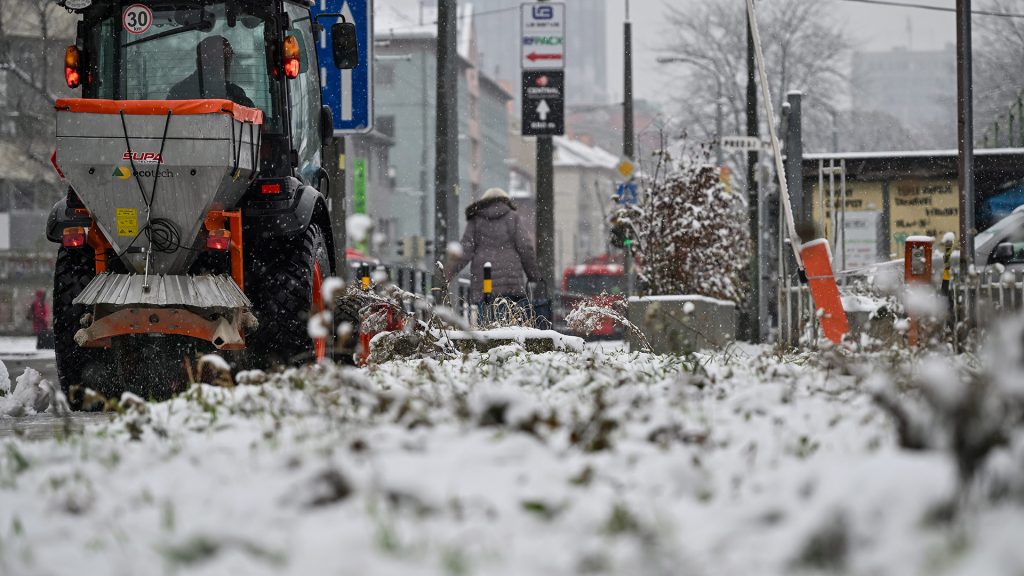 Sneženie v Bratislavskom kraji spôsobilo zvýšenie počtu udalostí na cestách