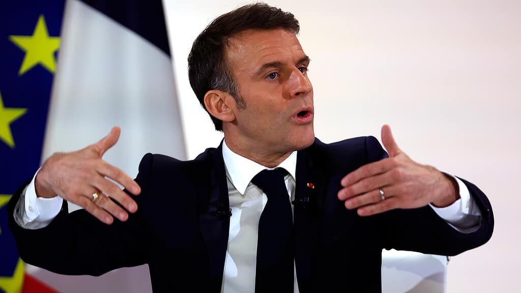 Francúzsky prezident Emmanuel Macron oznámil, že plánujú dodať Ukrajine viac rakiet dlhého doletu a bômb.