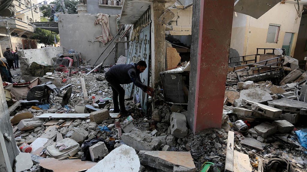 Najmenej polovica všetkých budov v Pásme Gazy zostala od začiatku konfliktu v októbri minulého roka poškodená alebo zničená.