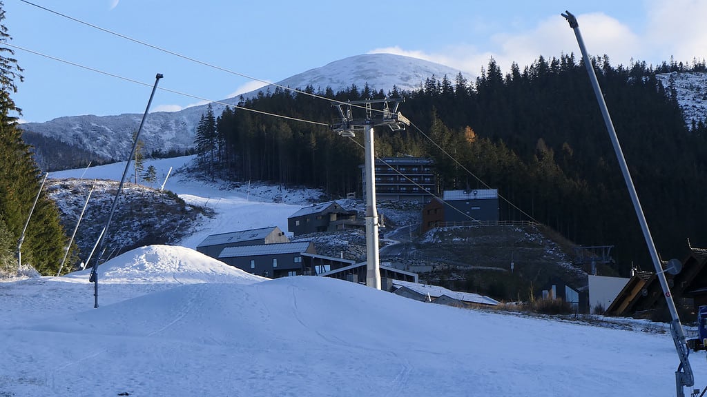 V lyžiarskom stredisku Jasná sa v pondelok predpoludním stala nešťastná udalosť s tragickými dôsledkami. Zranenej lyžiarke nedokázali pomôcť.