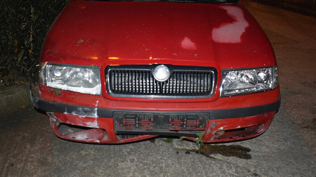 Vodič s takmer tromi promile alkoholu v nedeľu ráno takmer vbehol do cudzej garáže. Prerazil bránu a auto pokračovalo skoro až ku garáži.