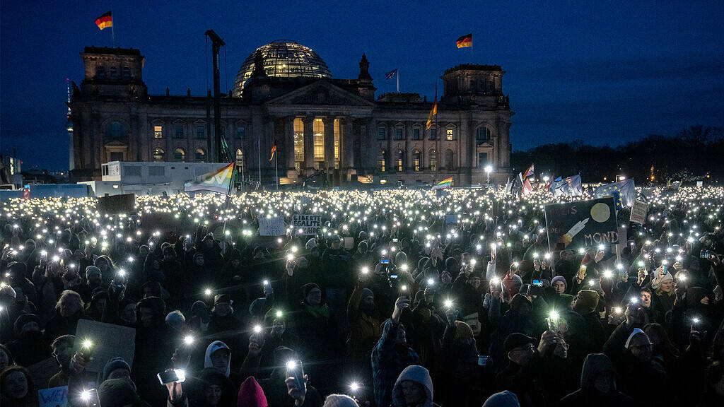 Státisíce obyvateľov Nemecka sa v nedeľu zišli na demonštráciách proti krajnej pravici. Demonštranti reagovali na nedávne stretnutie AfD.