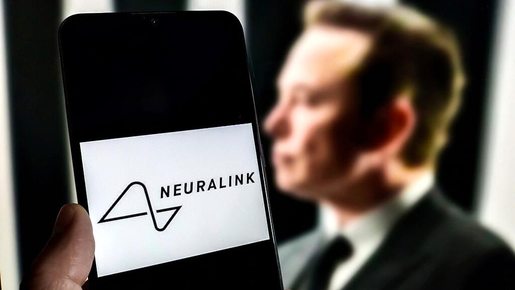 Spoločnosť Neuralink miliardára Elona Muska po prvýkrát úspešne implantovala človeku jeden zo svojich bezdrôtových mozgových čipov.