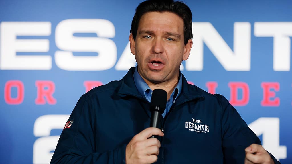 Floridský guvernér Ron DeSantis odstúpil z boja o prezidentské kreslo.