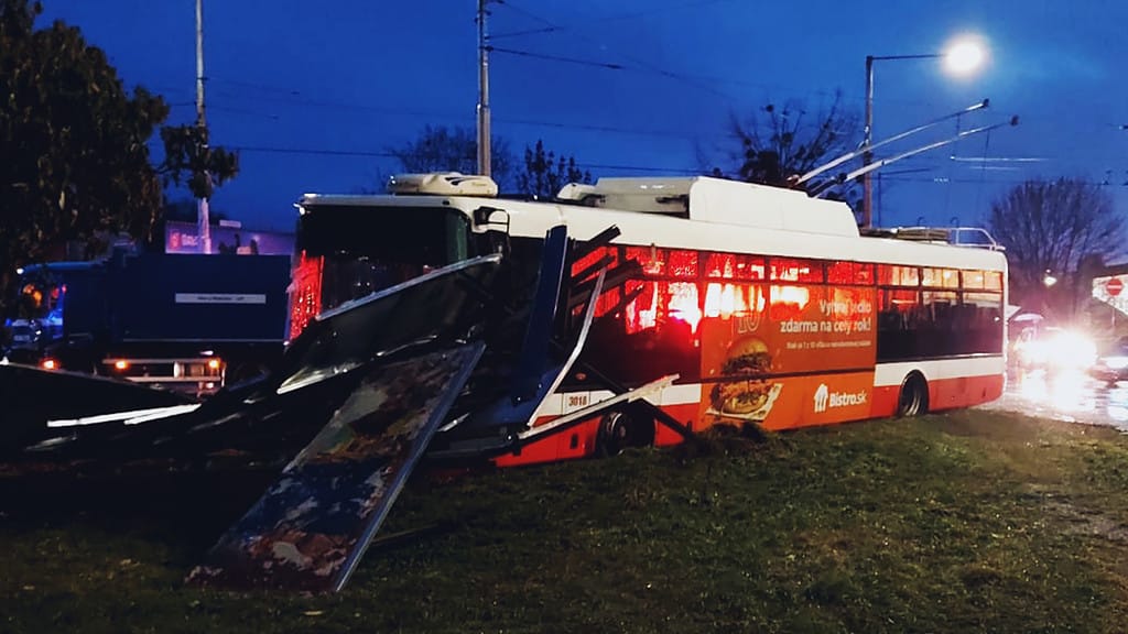 Pri rannej dopravnej nehode trolejbusu v Banskej Bystrici sa zranilo sedem ľudí vrátane vodiča. 
