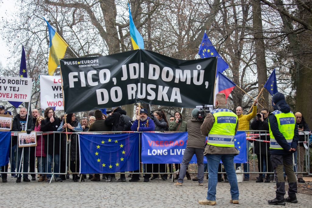 V Prahe sa začal samit predsedov vlád krajín V4.  Český premiér Petr Fiala privítal Roberta Fica, Donalda Tuska a Viktora Orbána.