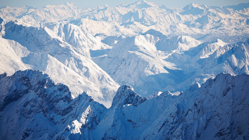 Dvojicu slovenských horolezcov, ktorí v nedeľu uviazli na vrchu Grossglockner v rakúskych Alpách, sa stále nepodarilo zachrániť.