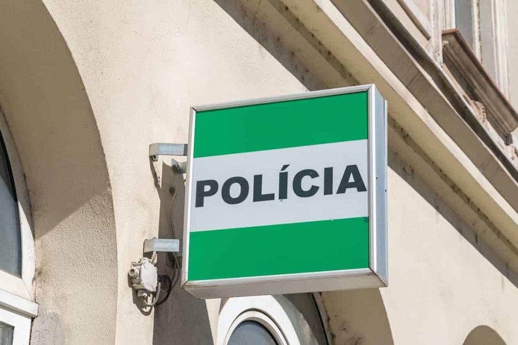 Popradská polícia obvinila zo zločinu lúpeže 14-ročného chlapca. Spolu s ďalším, o rok mladším chlapcom fyzicky napadli 42-ročného muža.