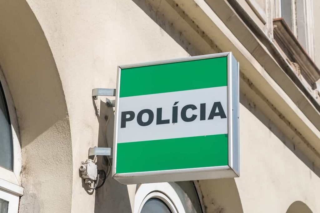 Polícia vyšetruje okolnosti streľby, ku ktorej došlo v pondelok (19. 2.) vo večerných hodinách pri Prievidzi. Zasahovali i záchranári.