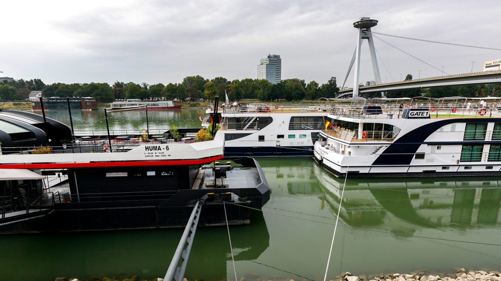 Polícia a hasiči pátrajú na Dunaji v Bratislave po nezvestnej osobe, ktorá mala vypadnúť z výletnej lode. Ide o nemeckú loď.