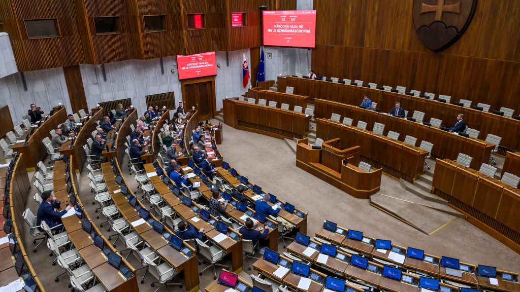 Mimoriadnu schôdzu Národnej rady SR k odvolaniu ministerky kultúry Martiny Šimkovičovej (nom. SNS) sa nepodarilo otvoriť ani na štvrtý pokus.