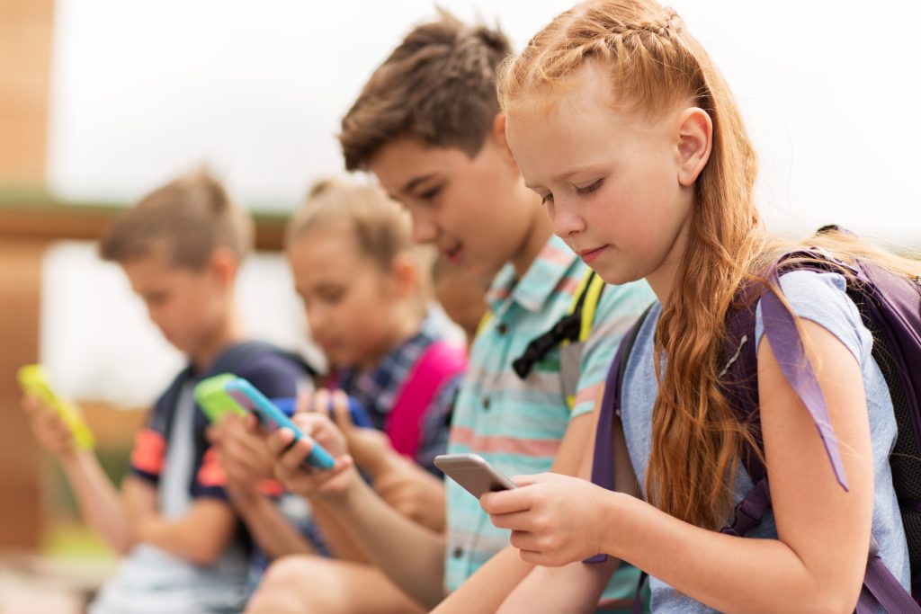 Na prvom stupni základných škôl (ZŠ) by sa mohli zakázať mobilné telefóny. Na druhom stupni by sa ich využívanie mohlo obmedziť.