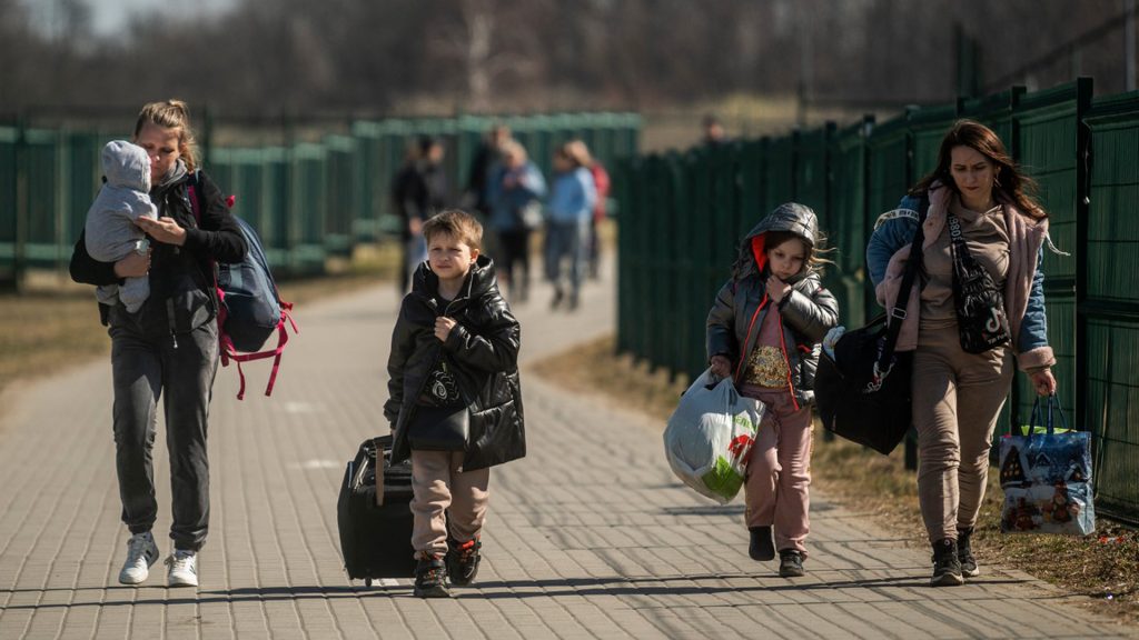 Väčšina ukrajinských utečencov, ktorí v dôsledku ruskej invázie odišli z krajiny alebo boli vnútorné vysídlení, sa chce vrátiť domov.