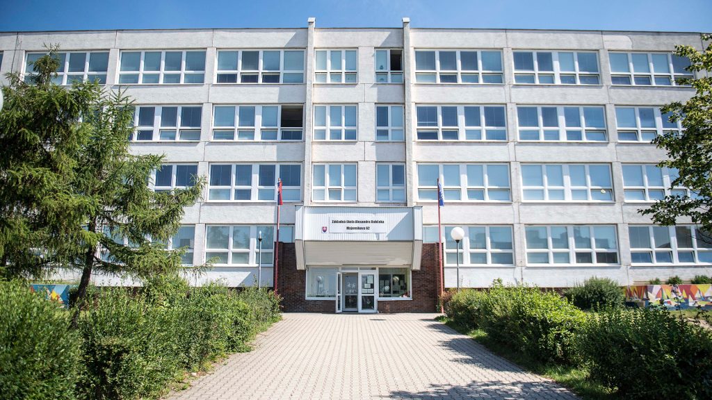 V Základnej škole Alexandra Dubčeka na Majerníkovej 62 v bratislavskej Karlovej Vsi dnes nenastal výbuch, ako uviedli niektoré médiá.