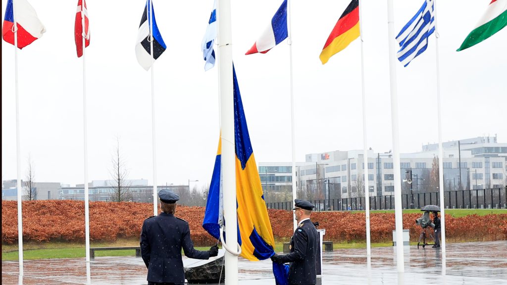 Pred budovou sídla Severoatlantickej aliancie v Bruseli v pondelok krátko po poludní slávnostne vztýčili vlajku Švédska.