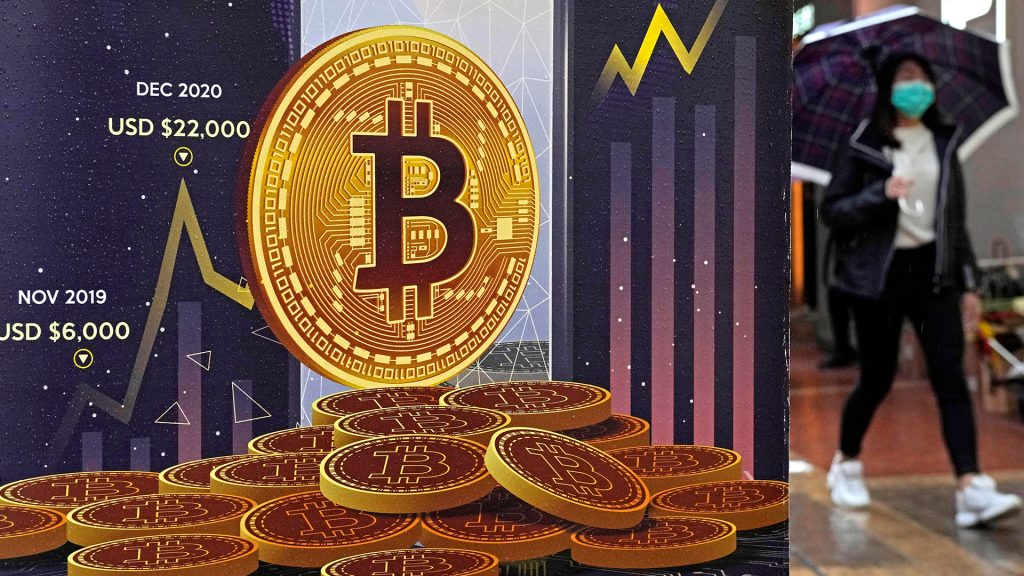 Hodnota digitálnej meny bitcoin, ktorý je najrozšírenejšou kryptomenou, v utorok stúpla na rekordné maximum.