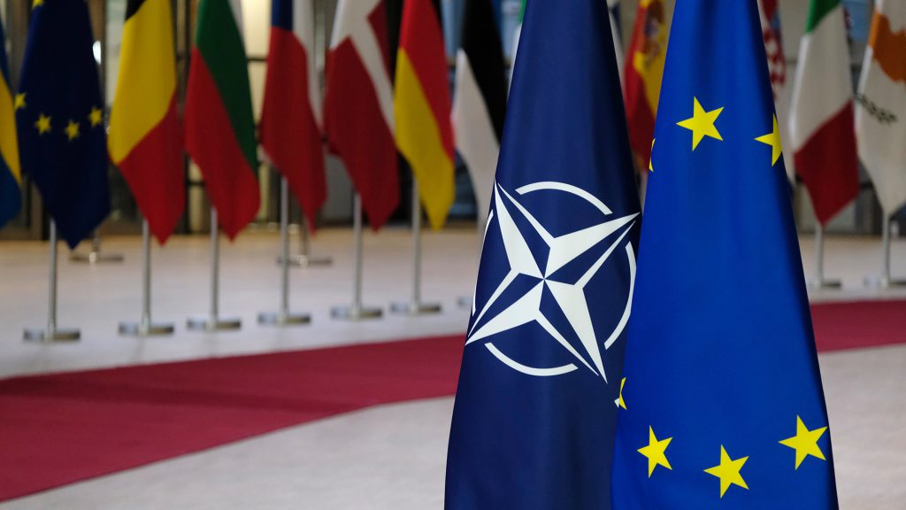 Dve desaťročia po svojom vstupe do Európskej únie a NATO sa krajiny strednej a východnej Európy usilujú o vrcholové funkcie v EÚ a NATO.