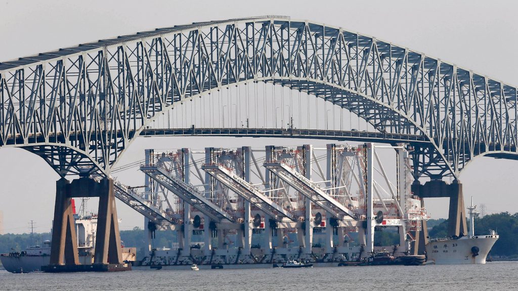 V meste Baltimore v americkom štáte Maryland sa v noci na utorok zrútila časť mosta, keď doň v narazila veľká loď.