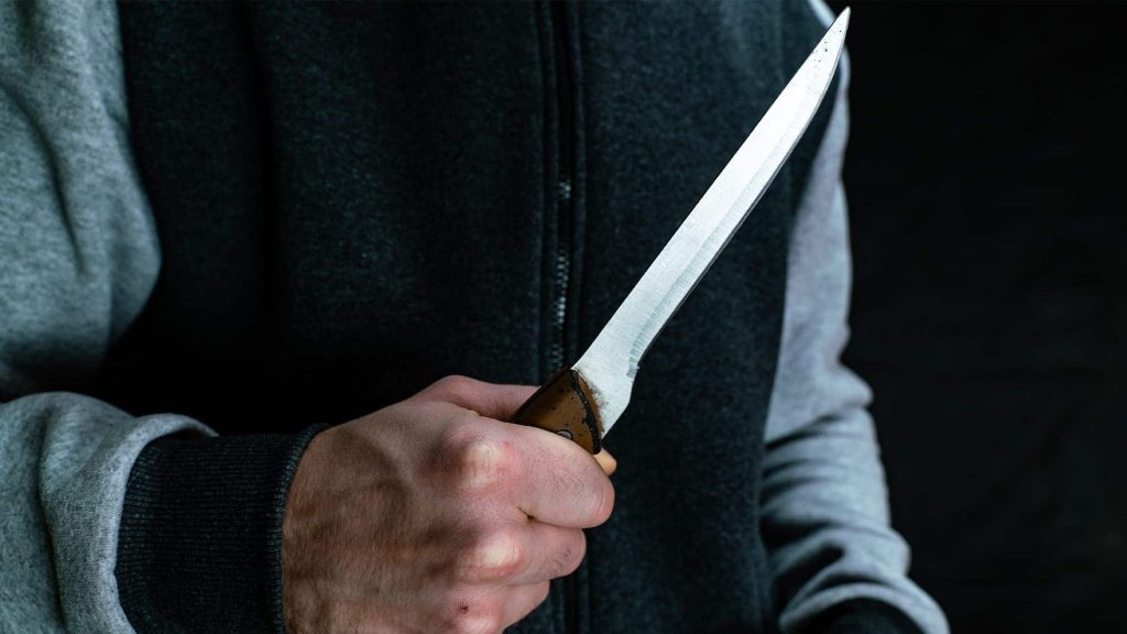Mladý muž, ktorý vlani v apríli v Banskej Bystrici s nožom napadol a ťažko zranil 15-ročné dievča, je opäť vo väzbe.