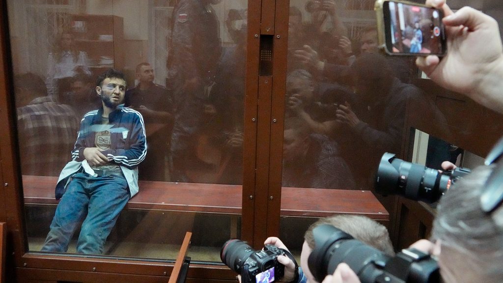 Traja zo štyroch podozrivých z útoku v koncertnej sále na predmestí Moskvy v nedeľu pred súdom priznali vinu.