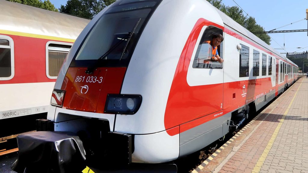 Polícia obvinila 48-ročného muža z trestného činu výtržníctva. Muža zadržala hliadka vo vlaku v železničnej stanici Krpeľany.