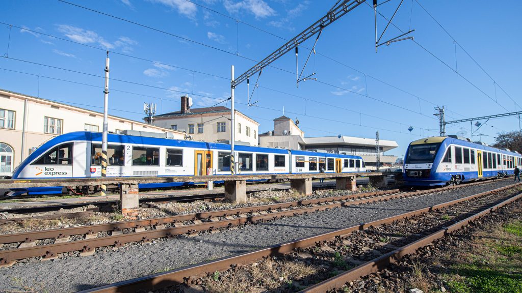 O urýchlenú obnovu a modernizáciu železničnej trate žiadajú ministerstvo dopravy petíciou obyvatelia komárňanského regiónu.