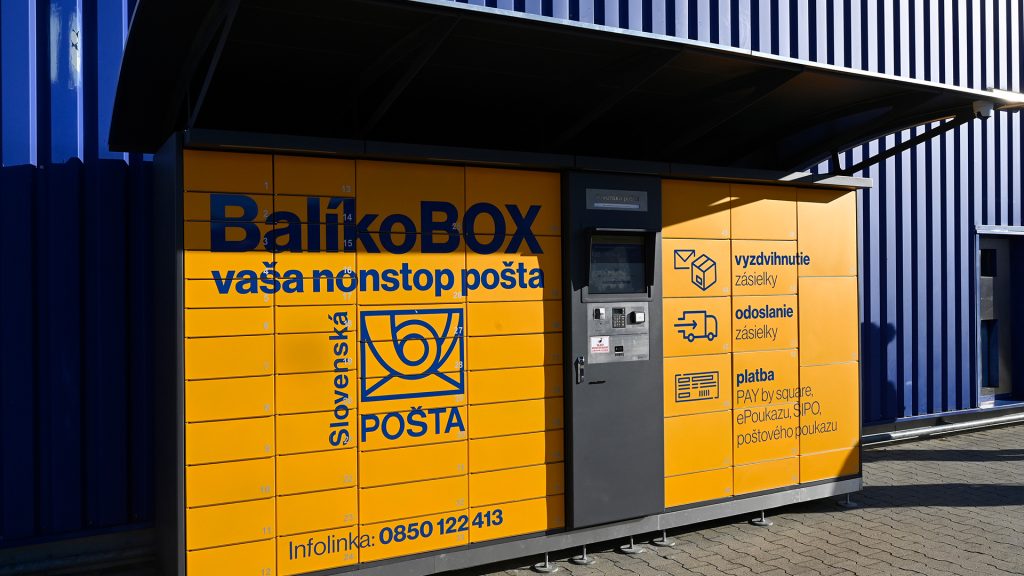 Slovenská pošta rozšírila sieť BalíkoBOXov. Zákazníci si môžu svoju zásielku vyzdvihnúť zo samoobslužného boxu už na 230 miestach.