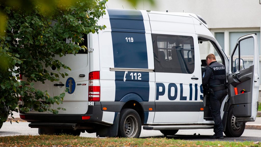 Fínska polícia hlásila v utorok ráno streľbu v škole pri hlavnom meste Helsinki. Zranených je niekoľko ľudí, podozrivého polícia zadržala.