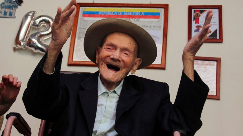 Vo veku 114 rokov zomrel v utorok najstarší muž na svete, Venezuelčan Juan Vicente Pérez Mora. Narodil sa 27. mája 1909.