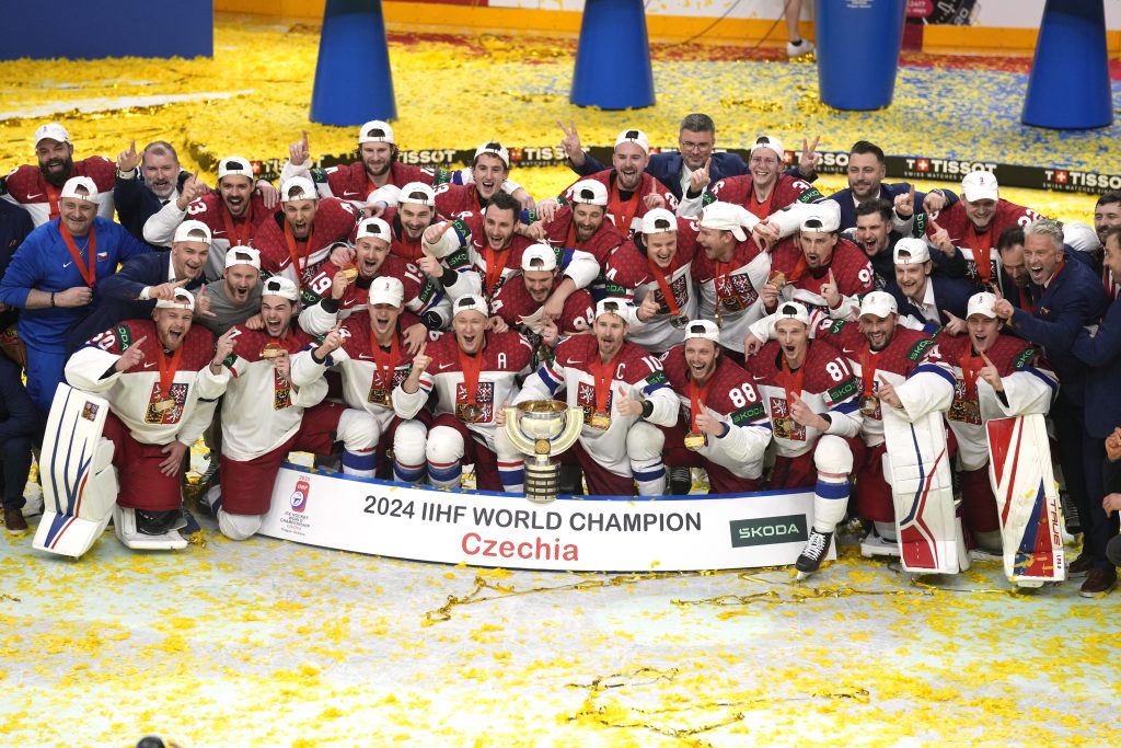 Vysmiati hokejisti českého národného tímu preberali zlaté medaily a o čosi neskôr si podávali z rúk do rúk pohár určený pre majstra sveta.