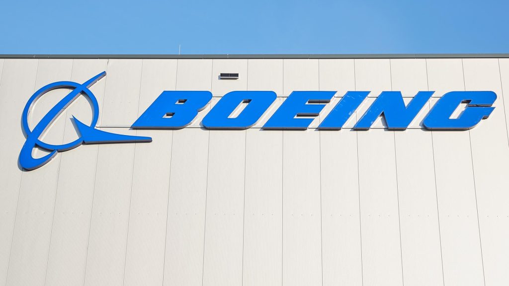 Whistleblower Joshua Dean, ktorý ako jeden z prvých hovoril o problémoch pri výrobe komponentov pre letecký koncern Boeing, náhle zomrel.