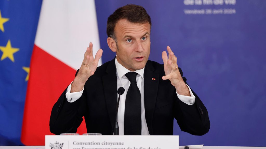 Francúzsky prezident Emmanuel Macron potvrdil, že nevylučuje vyslanie vojakov na Ukrajinu, ak by Ukrajina požiadala.