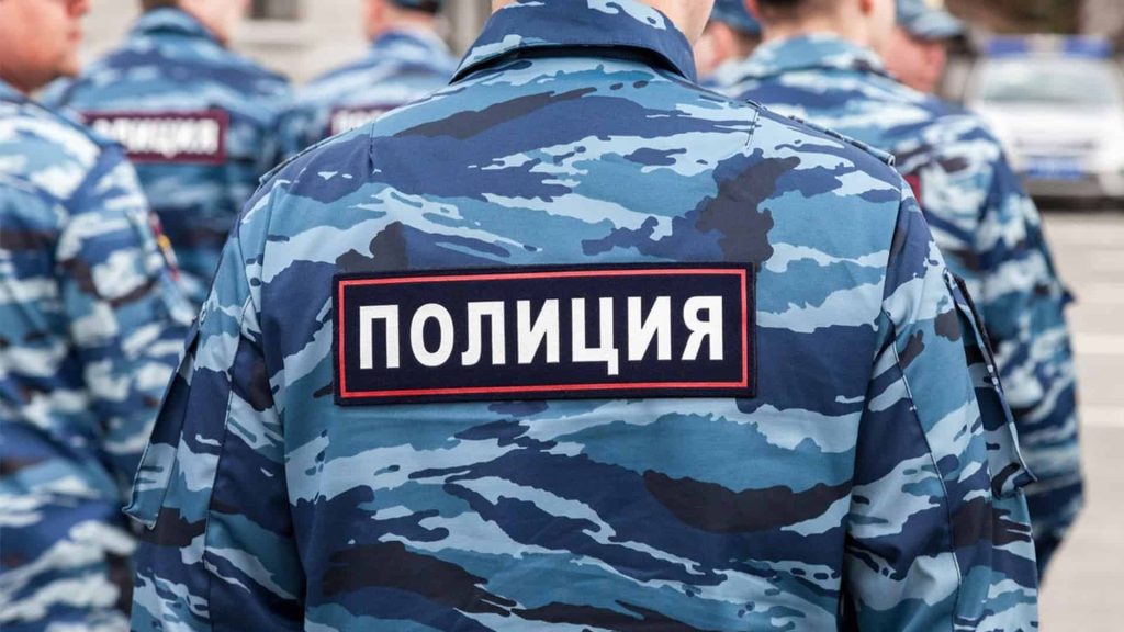 Moskovský súd nariadil na desať dní zadržať amerického občana za to, že sa neslušne vyjadroval na adresu policajtov počas bytovej prehliadky.
